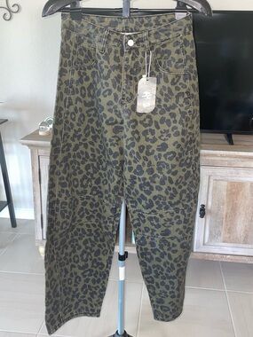 NWT - Size 4 Mid-Rise Hungson Leopard Print Barrel Jeans in Olive/Black